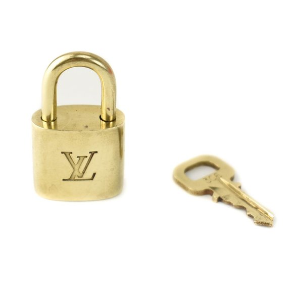 LOUIS VUITTON: Gold/Brass, Metal "LV" Logo Padlock & Key Set #306 (sz) - Picture 4 of 5